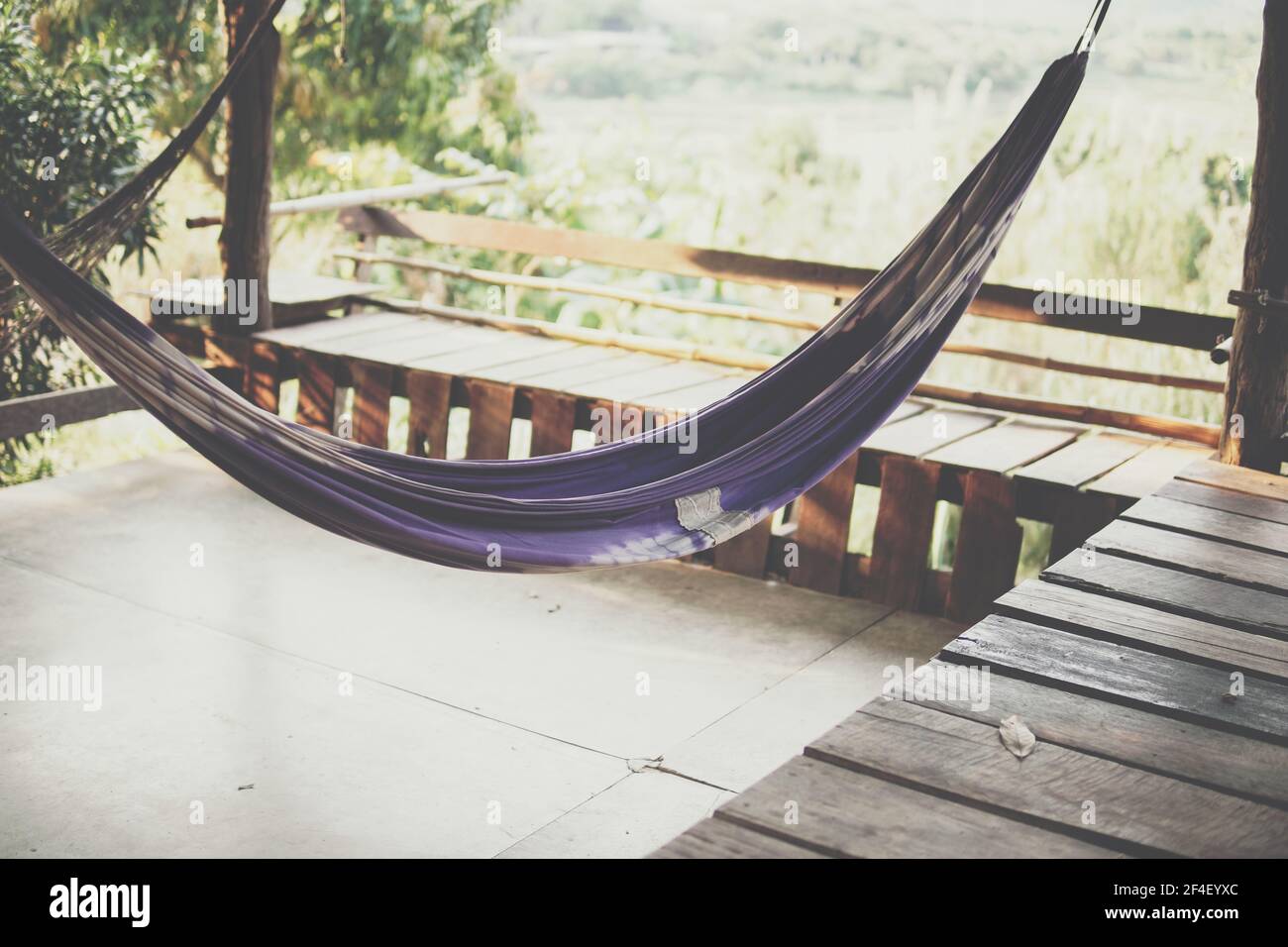Amaca culla per rilassarsi sulla terrazza vicino giardino accogliente stile di vita a casa Foto Stock