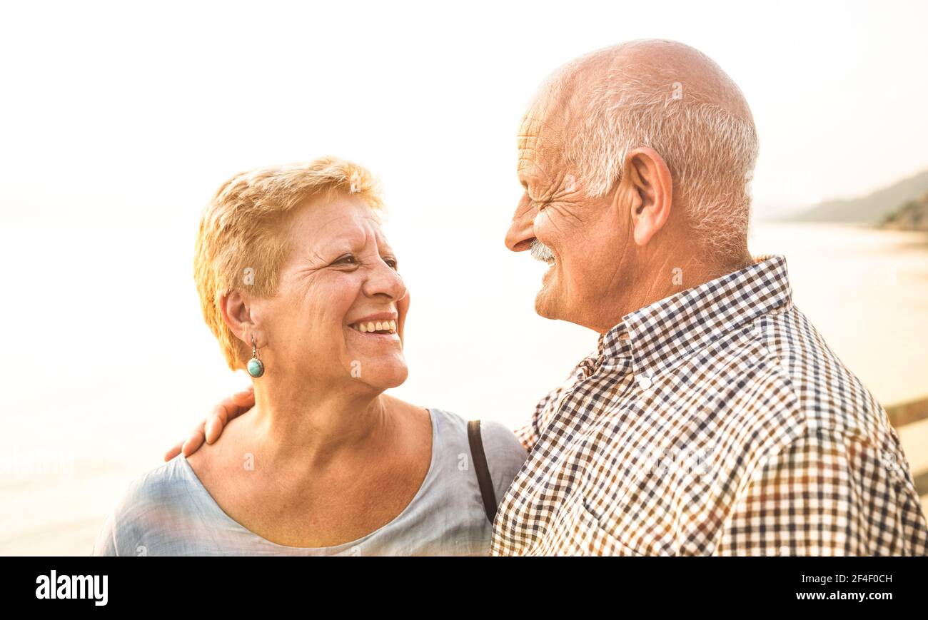 Felice coppia anziana in pensione divertirsi all'aria aperta in vacanza di viaggio - concetto di amore per gli anziani gioiosi e lo stile di vita pensionistico Foto Stock