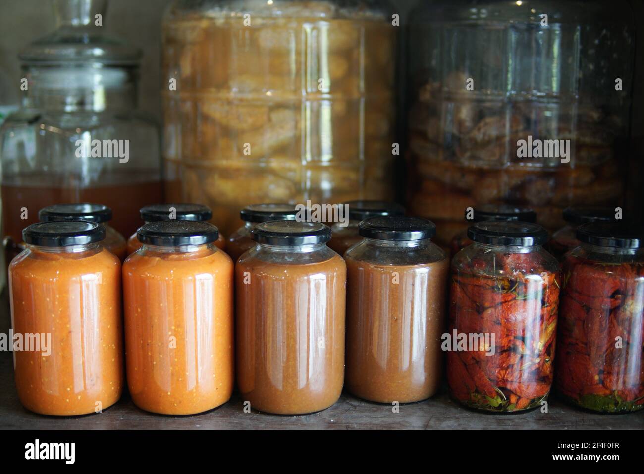 pasta di pomodoro e pomodori secchi marinati in olio d'oliva in vaso di vetro Foto Stock