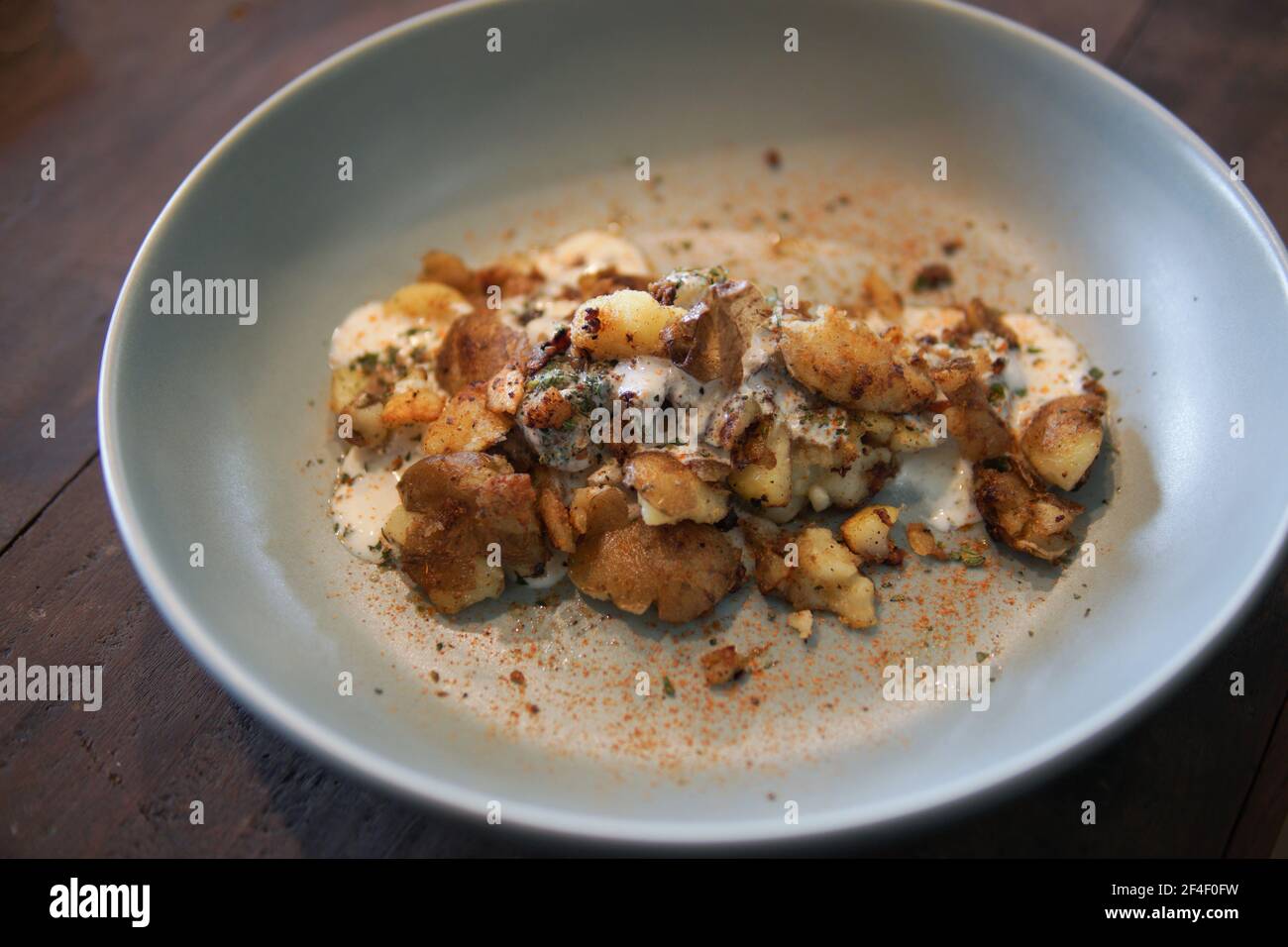 patate arrostite al forno con salsa di panna acida e erbe Foto Stock