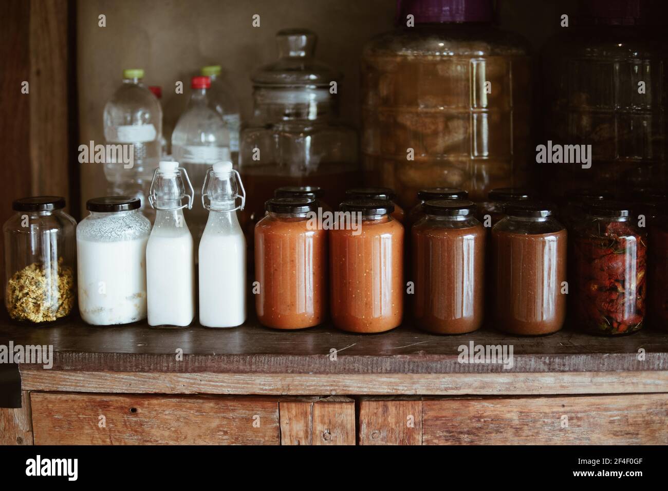 pasta di pomodoro e pomodori secchi marinati in olio d'oliva in vaso di vetro Foto Stock