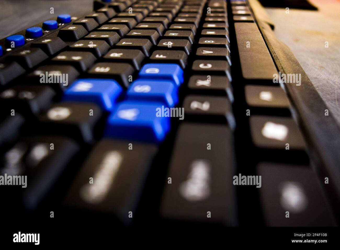 Tastiera nera del computer con messa a fuoco selettiva. Foto Stock