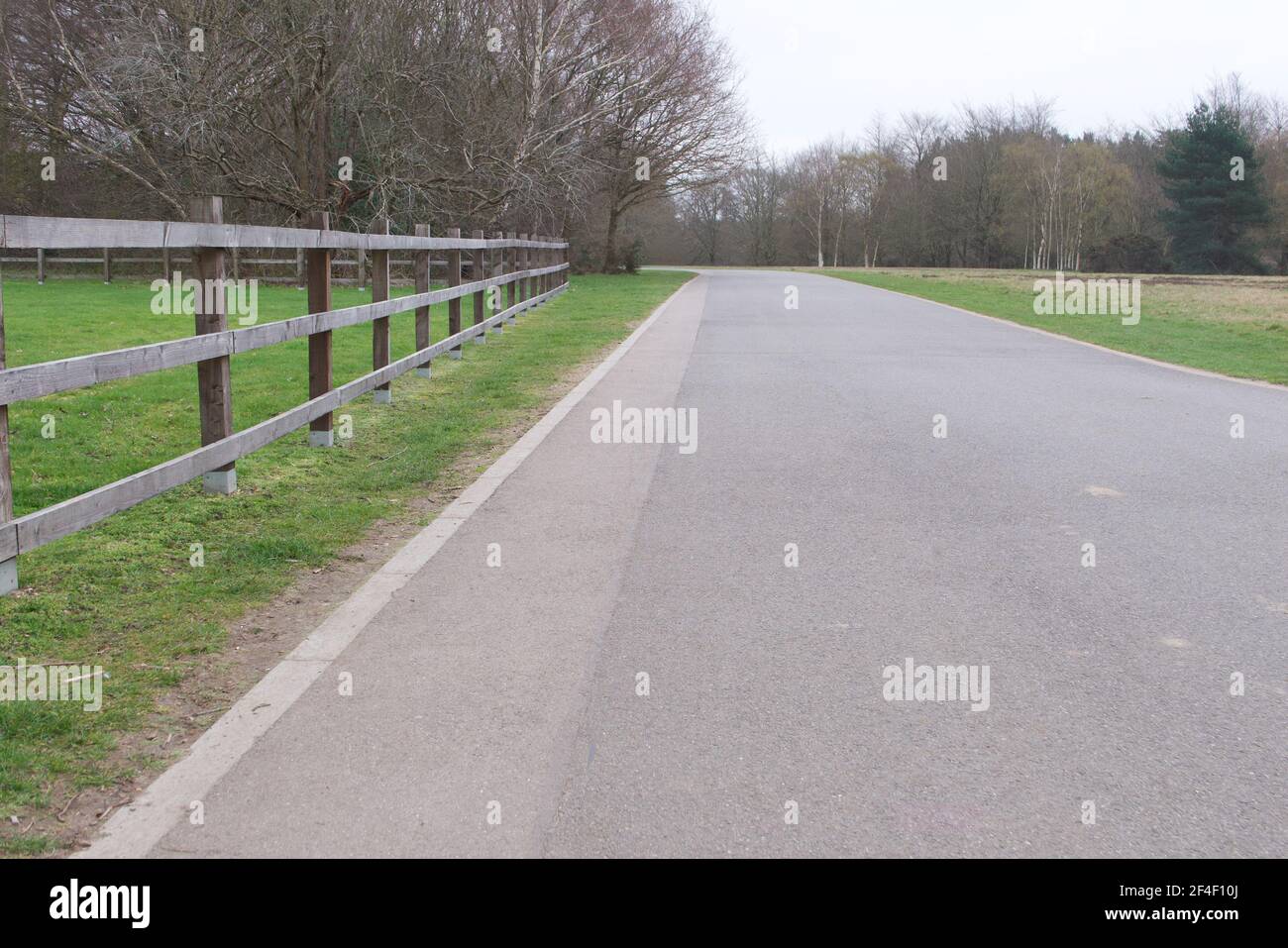 Strada di paese con recinzione di legno che conduce nella distanza con spazio di copia Foto Stock