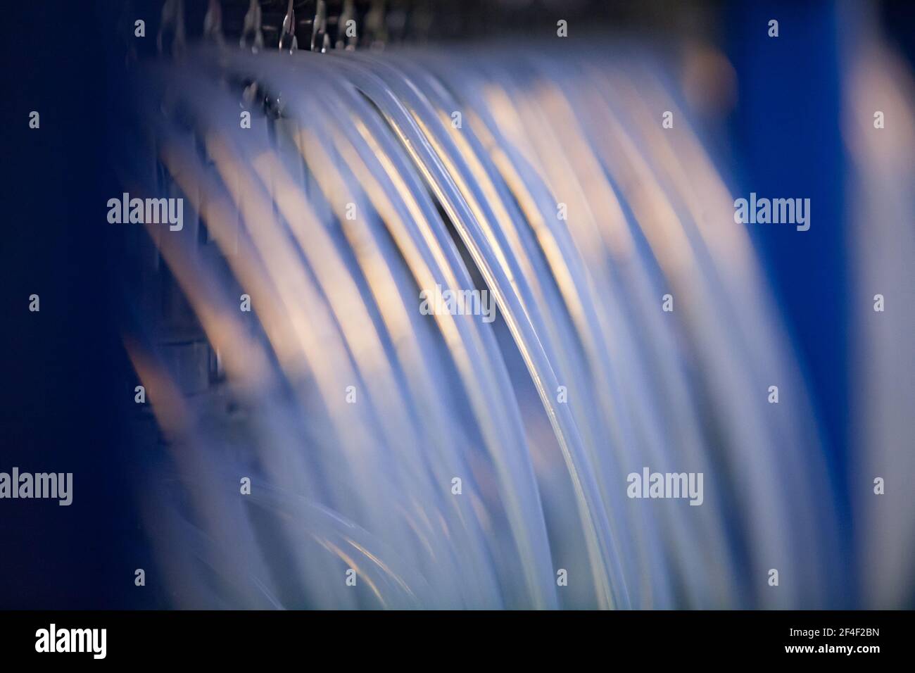 Tubi trasparenti in silicone (plastica) per reattore chimico. Bassa profondità di campo. Foto Stock