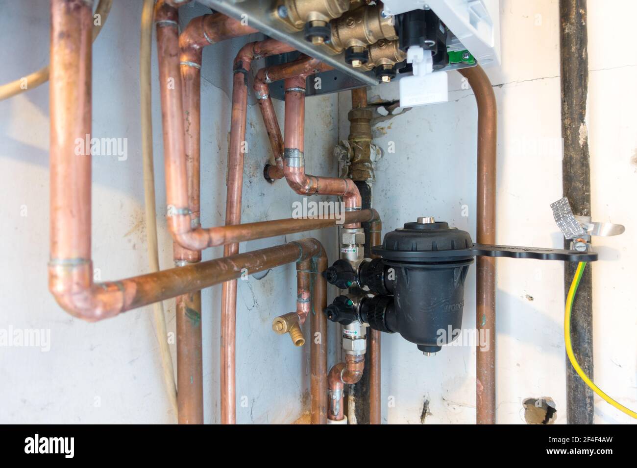 Impianto di caldaia combinato tubi in rame vista dal basso Foto stock -  Alamy