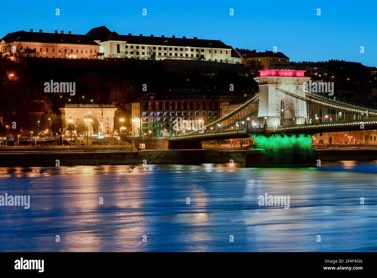 Il famoso Ponte delle catene di Budapest festeggia illuminato con i colori della bandiera nazionale per festeggiare il giorno della festa nazionale. ZQuesto giorno è il 15 marzo. Il giorno del memoriale Foto Stock