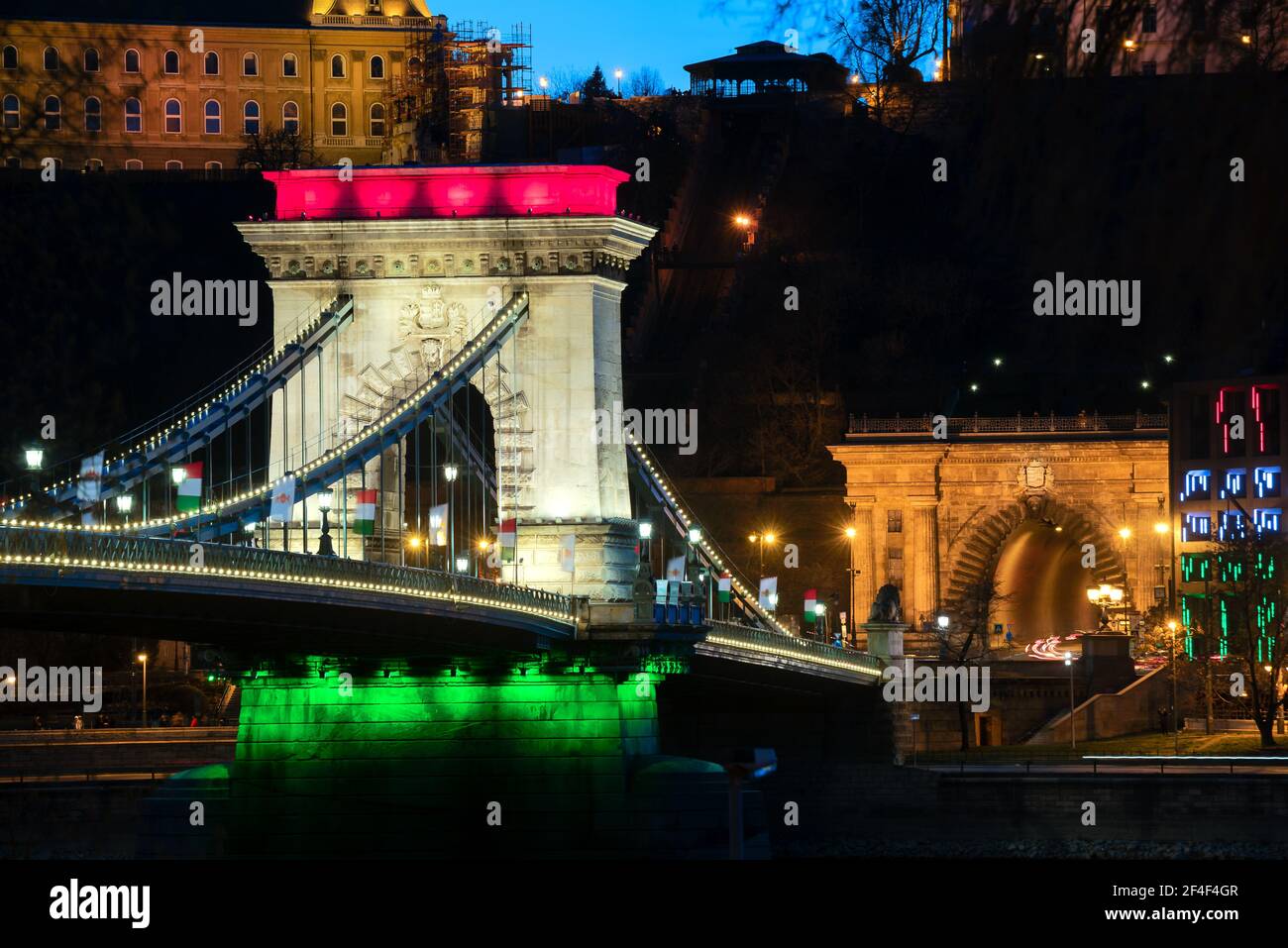 Il famoso Ponte delle catene di Budapest festeggia illuminato con i colori della bandiera nazionale per festeggiare il giorno della festa nazionale. ZQuesto giorno è il 15 marzo. Il giorno del memoriale Foto Stock