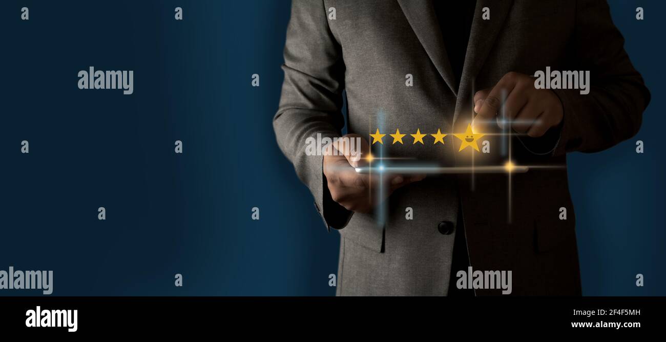 Valutazione del servizio clienti Valutazione del servizio businessman Valutazione del servizio emoticon on stella della velocità del touch screen virtuale Foto Stock