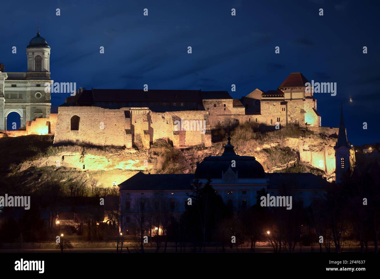 Castello di Esztergom in Ungheria. Accanto alla Basilica. Il museo e il teatro del castello storico e la famosa attrazione qui. Foto Stock