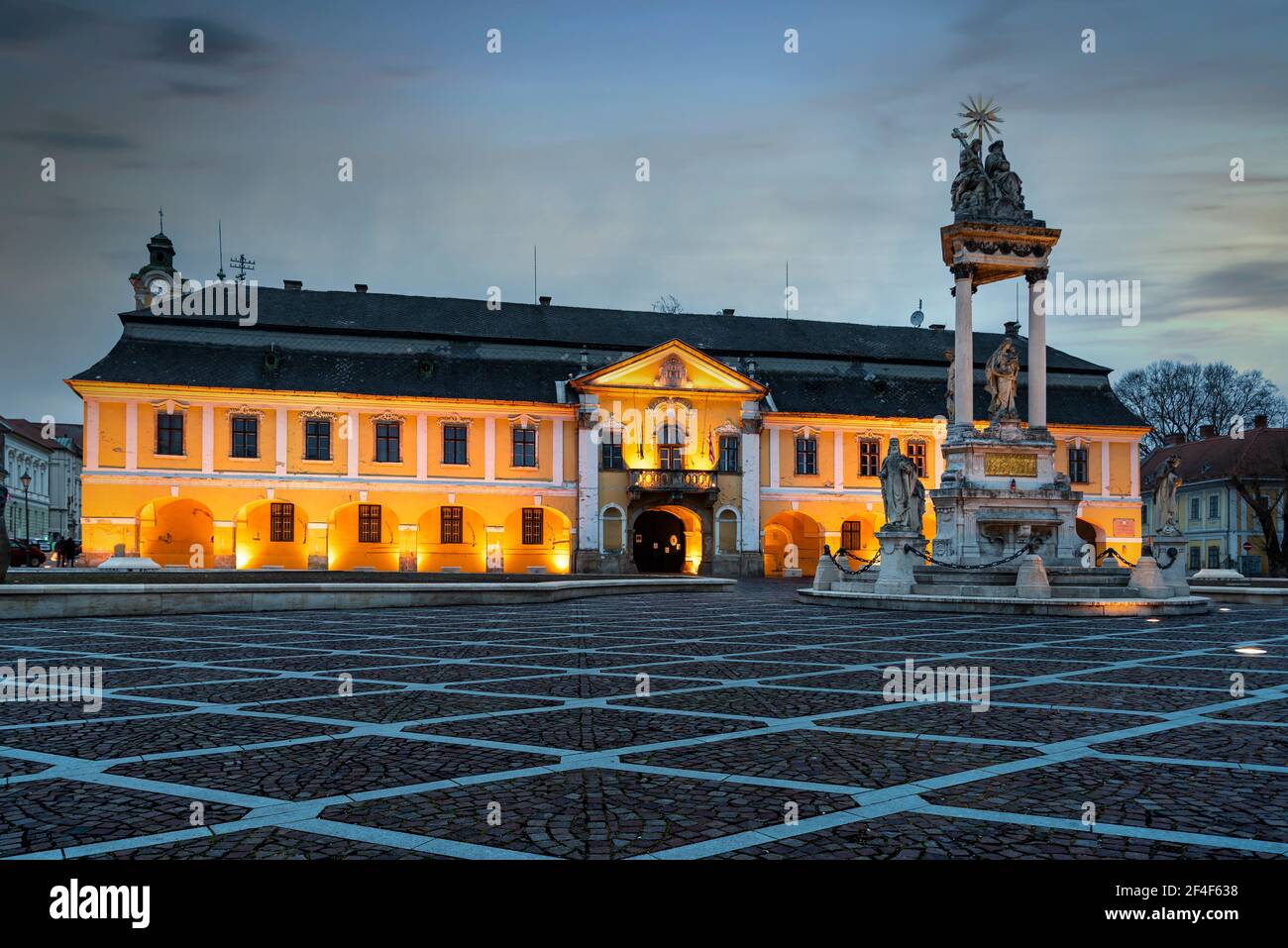 Municipio di Esztergom Ungheria. Fantastica foto serale in piazza Szechenyi. Esztergom è una città storica al confine tra Slovacchia e Ungheria Foto Stock