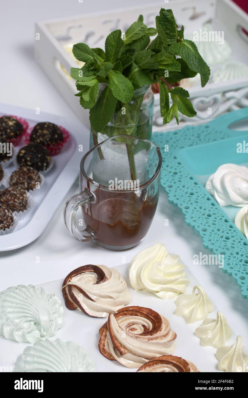Dolci fatti in casa. Marshmallows di caffè e dolci di frutta secca. Foto Stock