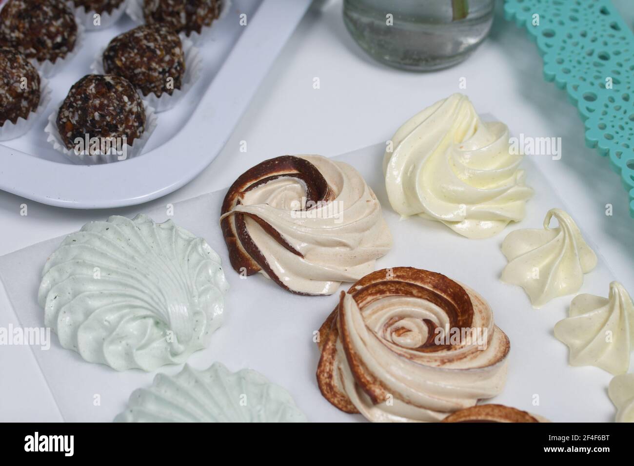 Dolci fatti in casa. Marshmallows di caffè e dolci di frutta secca. Foto Stock