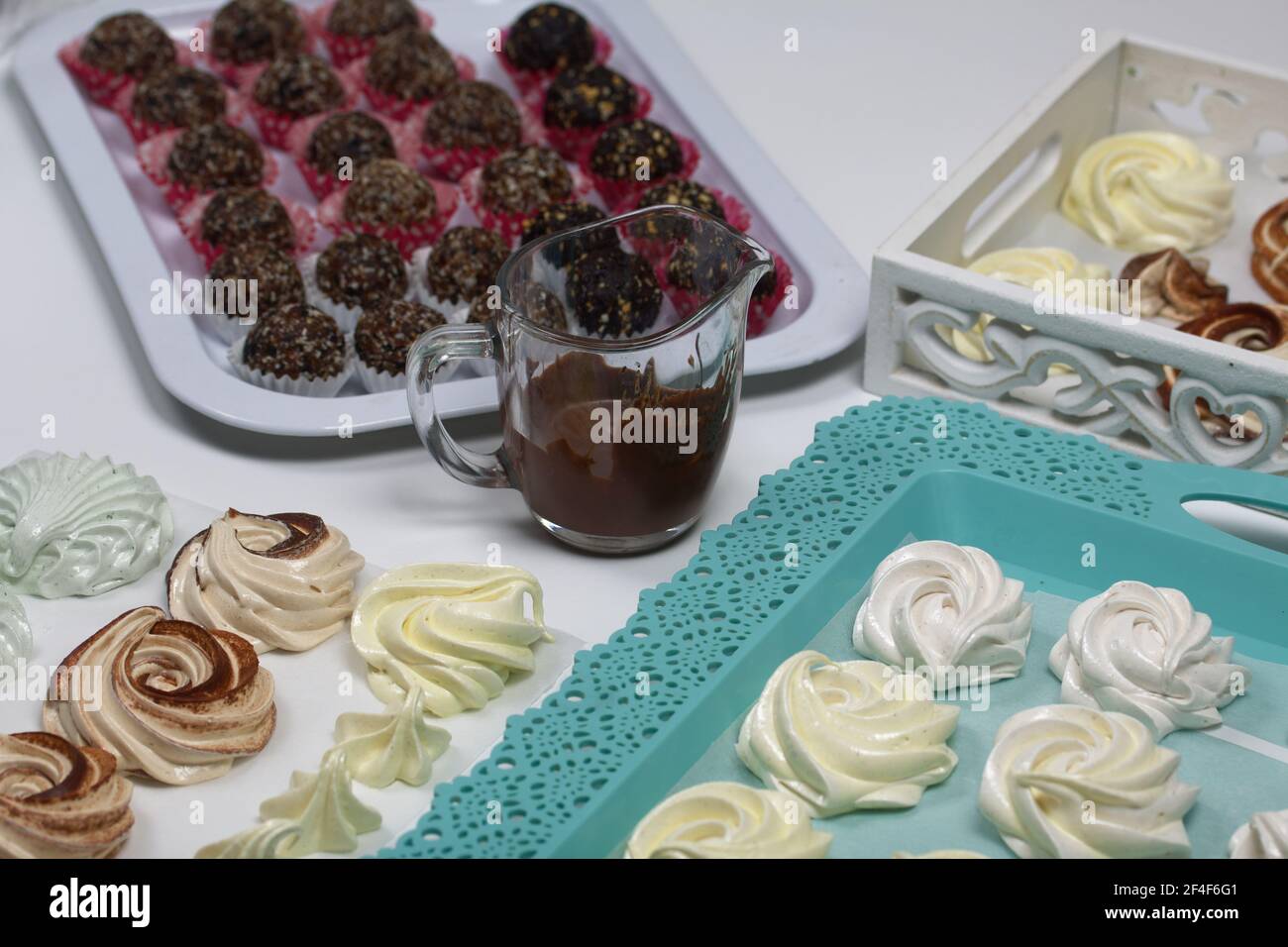 Dolci fatti in casa. Marshmallows di caffè e dolci di frutta secca. Foto Stock