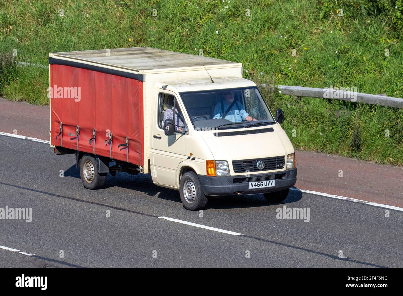 Anni '1999 90 crema VW Volkswagen Lt35 Sdi MWB 2461cc furgone LCV; autocarri per consegne, camion, veicoli, trasporto, autocarro, trasporto merci, veicolo, industria europea del trasporto commerciale, M6 a Manchester, Regno Unito Foto Stock