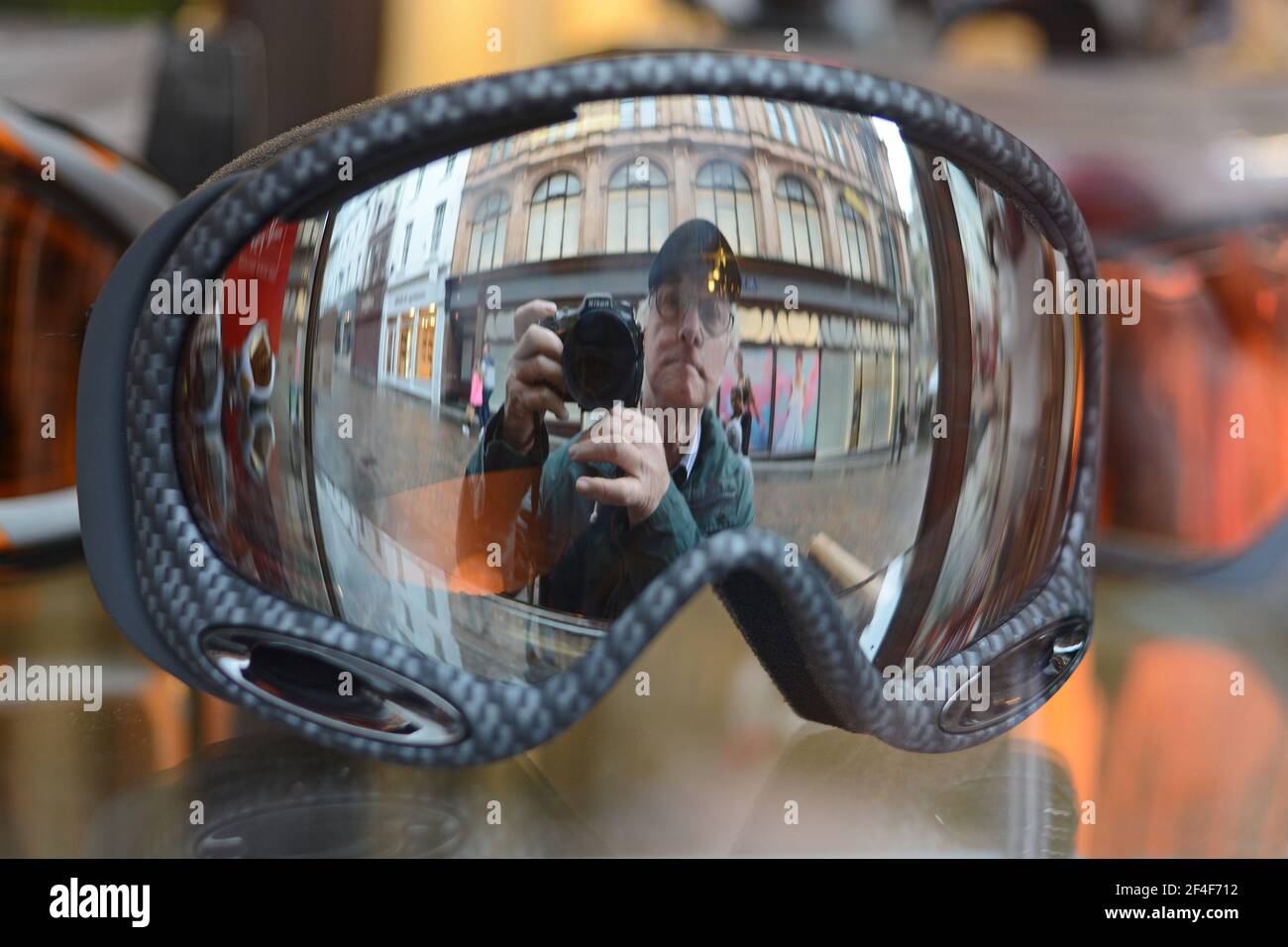 Autoritratto in occhiali da sci nella vetrina. Foto Stock