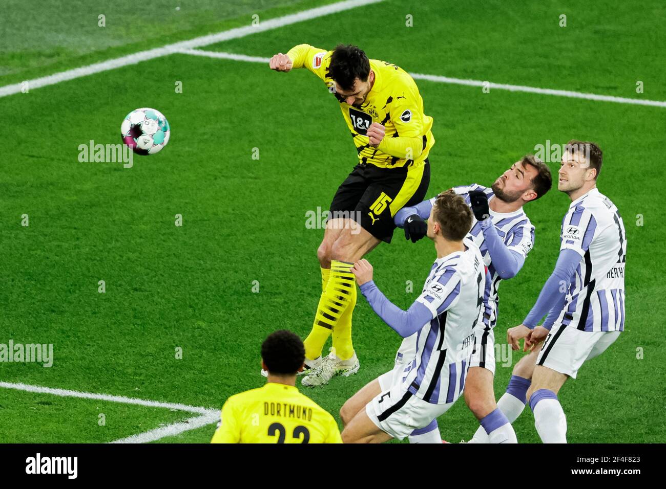 Dortmund, Signal-Iduna-Park, 13.03.21: Mats Hummels (BVB) (L) mit Einem Kopfball im Spiel 1. Bundesliga Borussia Dortmund contro Hertha BSC Berlino. Foto Foto Stock