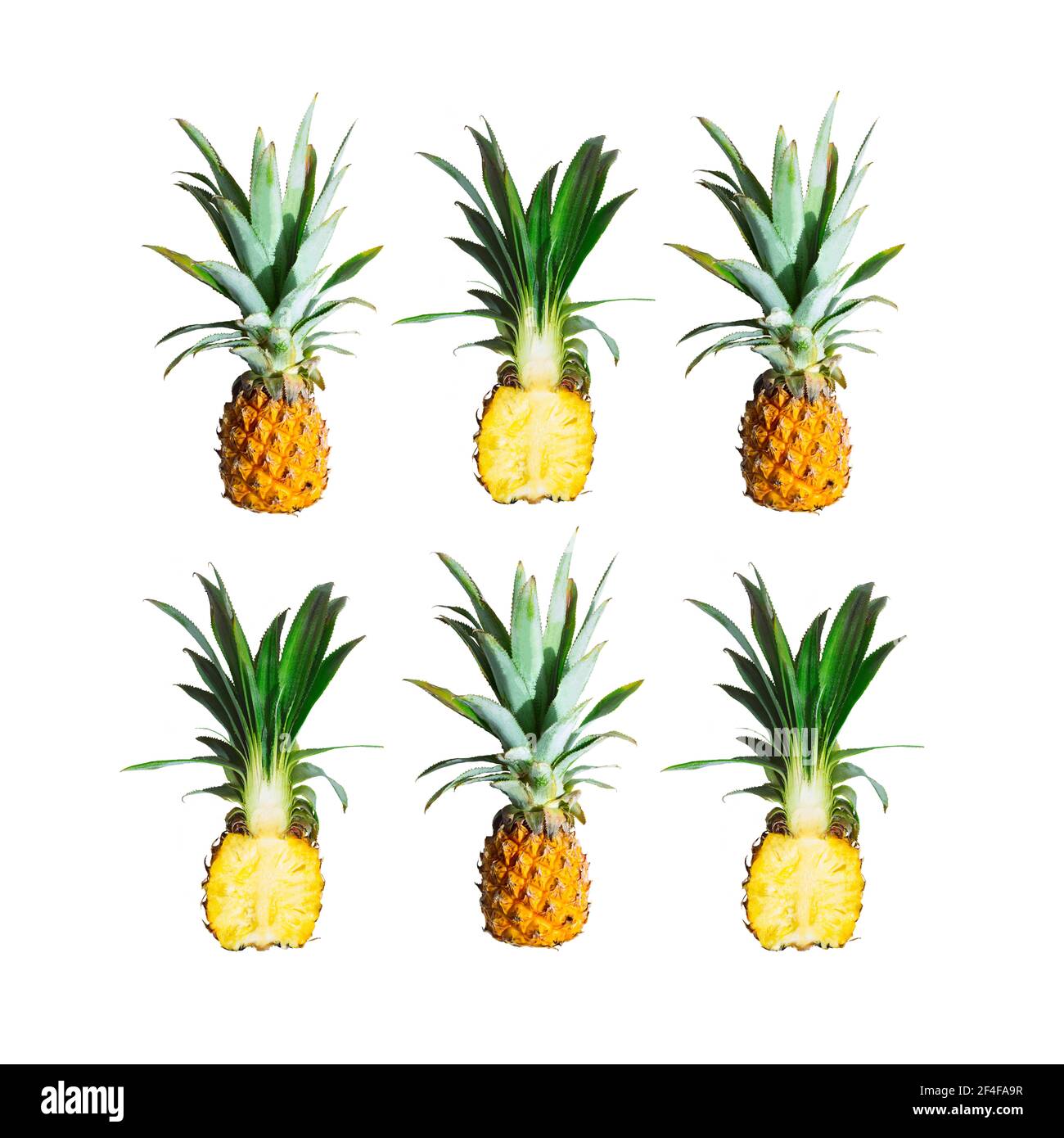 Disposizione fatta di ananas interi freschi e affettati isolati sopra sfondo bianco Foto Stock