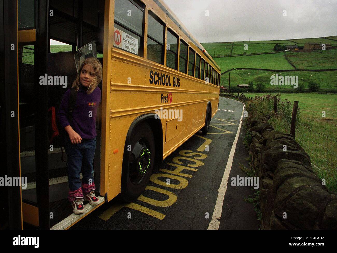 Autobus scolastico in stile americano in prova a Colden Yorkshire AGOSTO 2001 Foto Stock