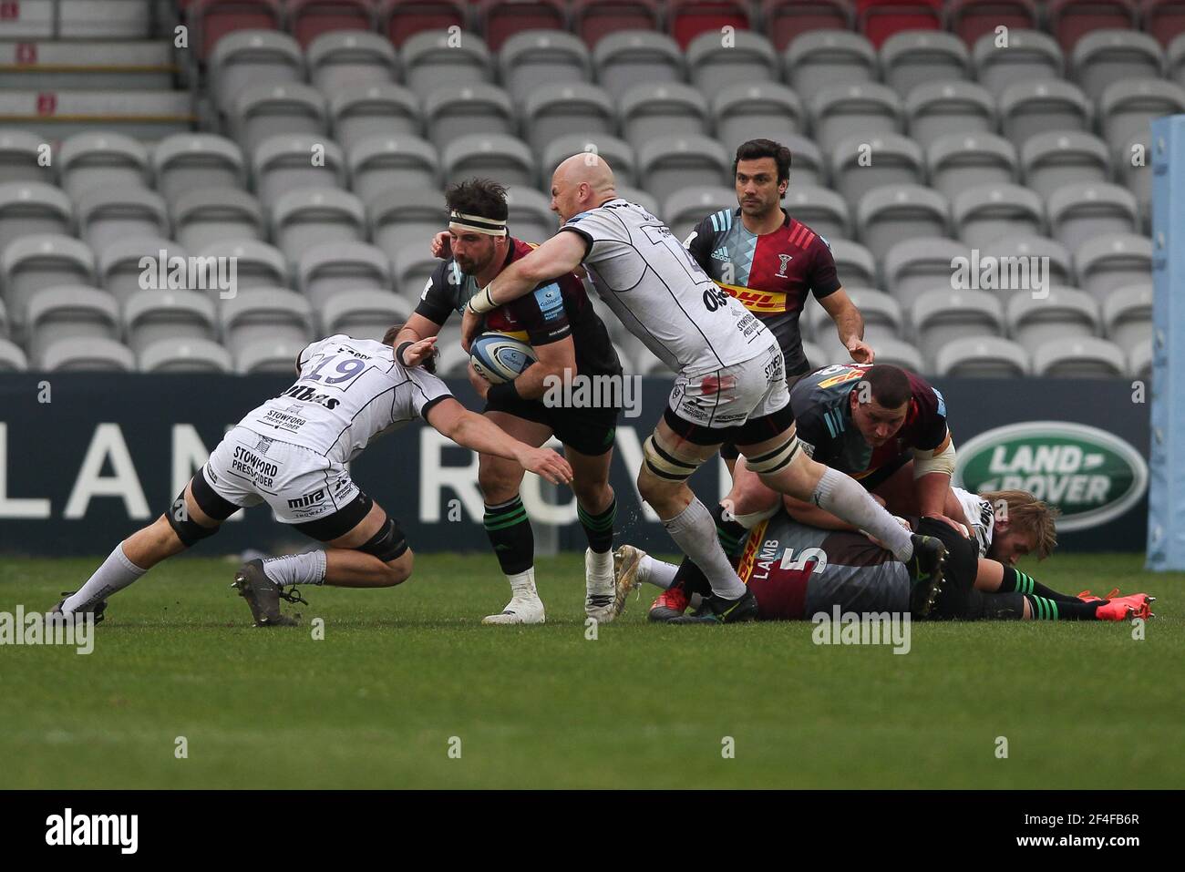 Scott Baldwin di Harlequins è affrontato da FREDDIE THOMAS e MATT GARVEY di Gloucester Rugby durante la partita di rugby della Gallagher Premiership tra Harlequins e Gloucester allo stadio di Twickenham, Twickenham, Regno Unito, il 20 marzo 2021. Foto di Ken Sparks. Solo per uso editoriale, è richiesta una licenza per uso commerciale. Nessun utilizzo nelle scommesse, nei giochi o nelle pubblicazioni di un singolo club/campionato/giocatore. Foto Stock