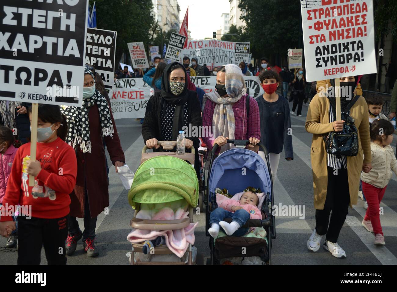 Rifugiati e immigrati irregolari provenienti dall'Asia e dall'Africa, marciano nel centro di Atene durante una manifestazione contro il razzismo, chiedendo frontiere aperte. Foto Stock