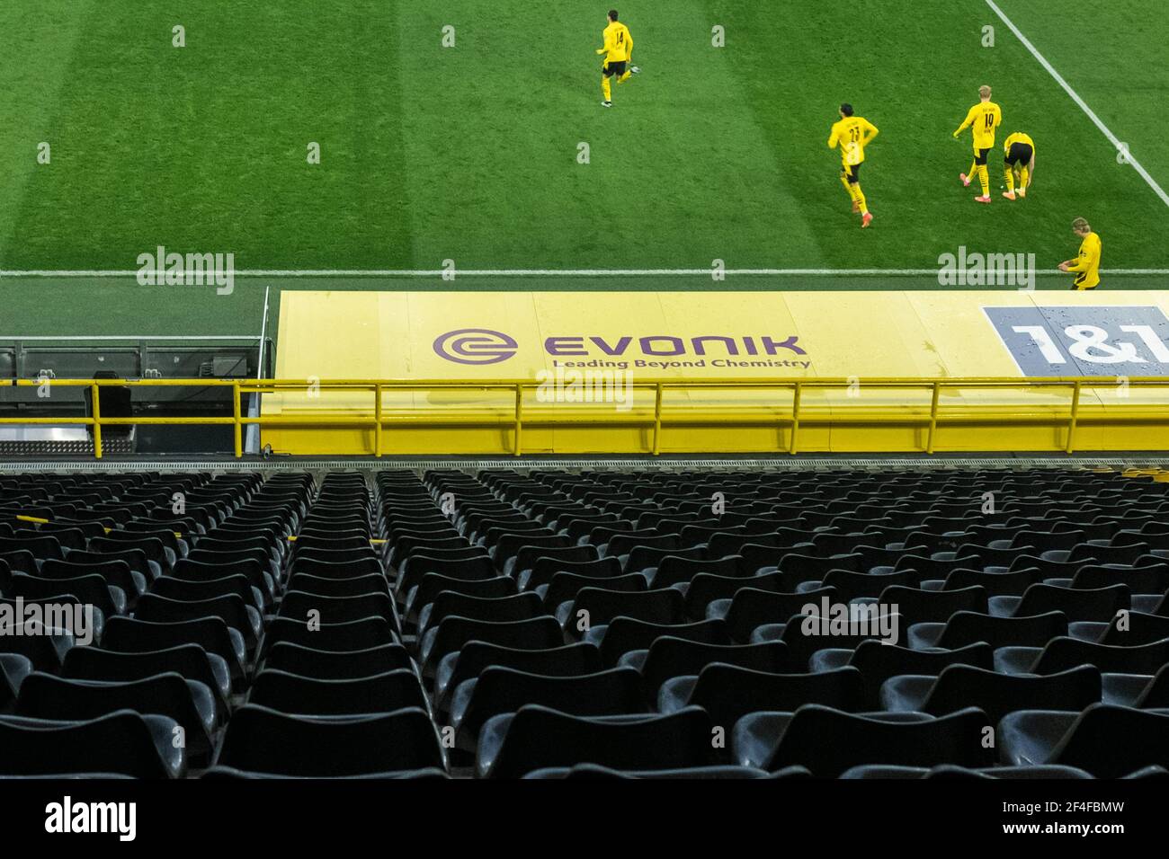 Dortmund, Signal-Iduna-Park, 13.03.21: Einlauf der Dortmund Spieler, Leeres Stadion mit leeren Sitzplätzen im Spiel 1. Bundesliga Borussia Dortmund Foto Stock