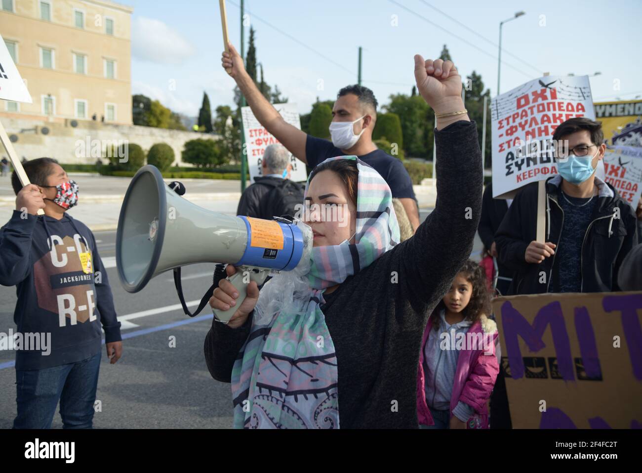 Rifugiati e immigrati irregolari provenienti dall'Asia e dall'Africa, marciano nel centro di Atene durante una manifestazione contro il razzismo, chiedendo frontiere aperte. Foto Stock