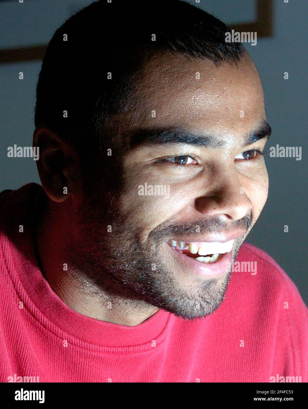 ASHLEY COLE ALL'ADDESTRAMENTO DELL'ARSENAL AL LONDON COLNEY 30/1/2004 FOTO DAVID ASHDOWNFOOTBALL Foto Stock
