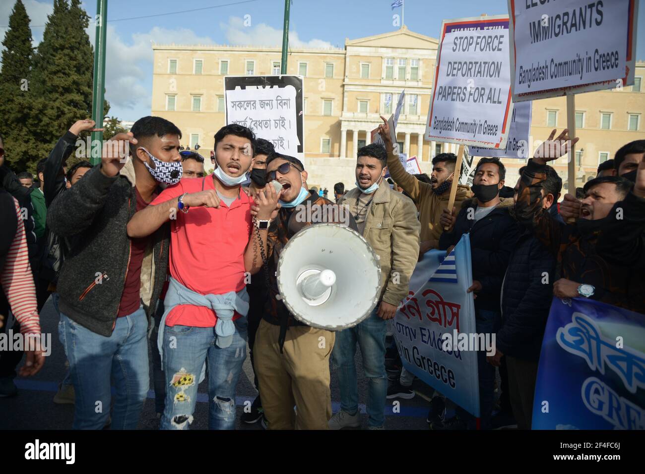 Rifugiati e immigrati irregolari provenienti dall'Asia e dall'Africa, marciano nel centro di Atene durante una manifestazione contro il razzismo, chiedendo frontiere aperte. Foto Stock