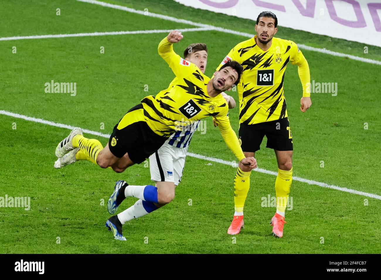 Dortmund, Signal-Iduna-Park, 13.03.21: Mat Hummels (BVB) Liegt in der Luft im Spiel 1. Bundesliga Borussia Dortmund contro Hertha BSC Berlino. Foto: Pre Foto Stock