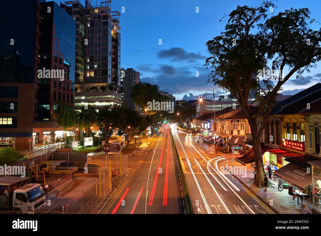 Scena al tramonto, East Coast Road, Katong, Singapore: Un quartiere vivace, noto per le sue case colorate patrimonio e l'eclettico mix di pub e ristoranti Foto Stock