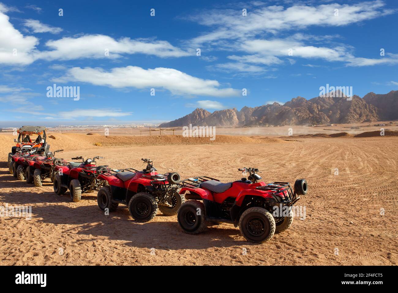 veicoli fuoristrada rossi nel deserto egiziano fuoristrada Foto Stock