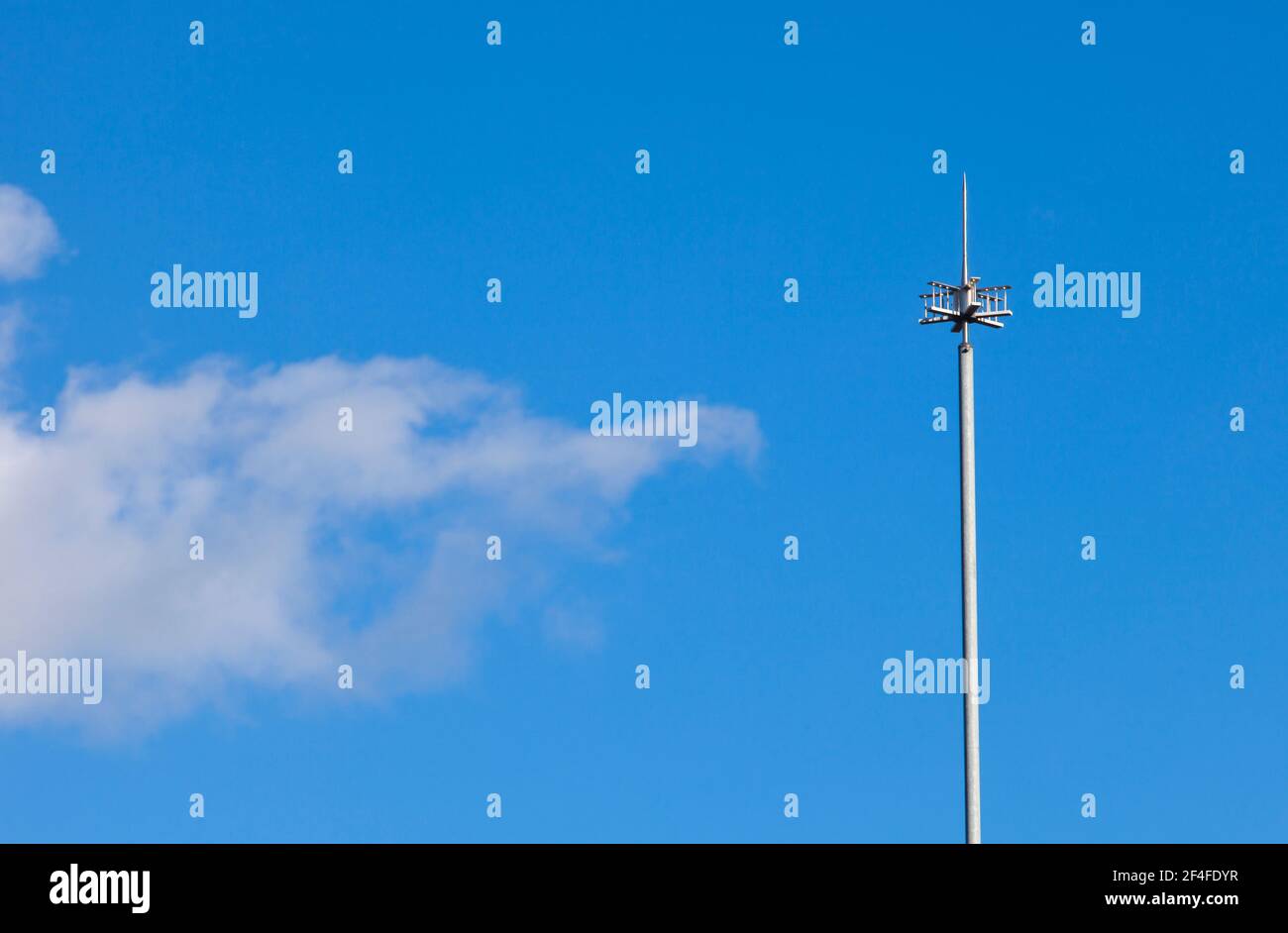 Barra luminosa PDC con emissione di streamer precoce. Cielo blu con sfondo nuvoloso di chiusura Foto Stock