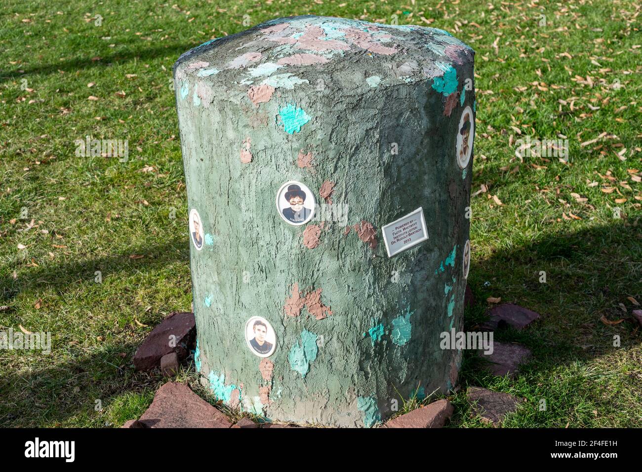 Monumento di Dobromir Ivan in onore di Joseph Beuys, Mischa Kuball, Yoko Ono e Felix Droese fuori dalla Galleria Nazionale di Sofia, Bulgaria, Europa, UE Foto Stock