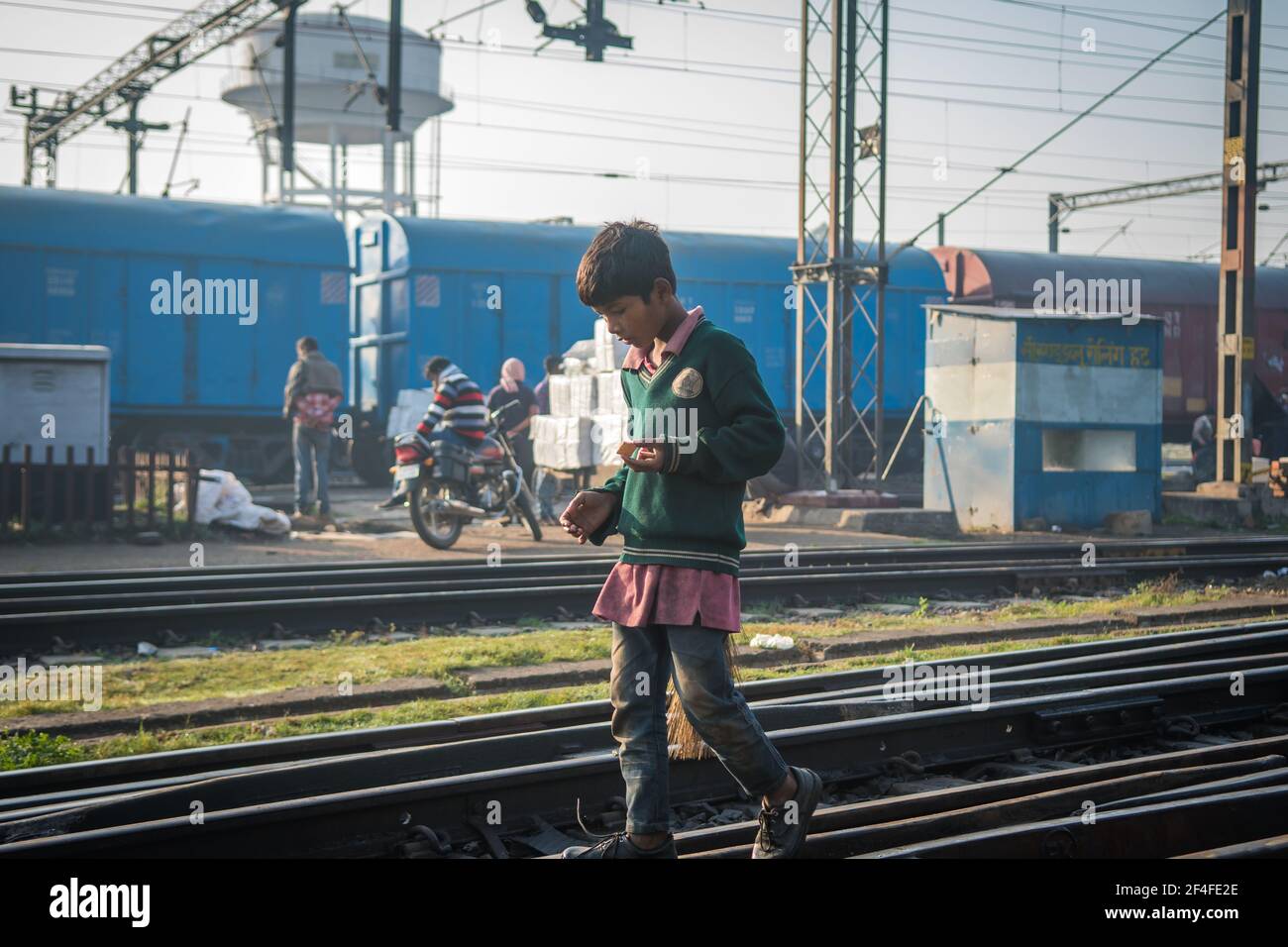 Varanasi. India. 11-02-2018. Un ragazzo solitario che lavora alla stazione ferroviaria di Varanasi. Foto Stock