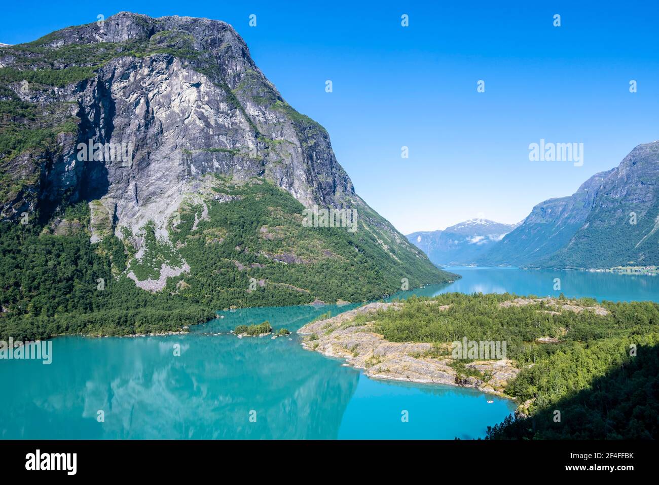 Lago Lovatnet e montagne, Loen, Vestland, Norvegia Foto Stock