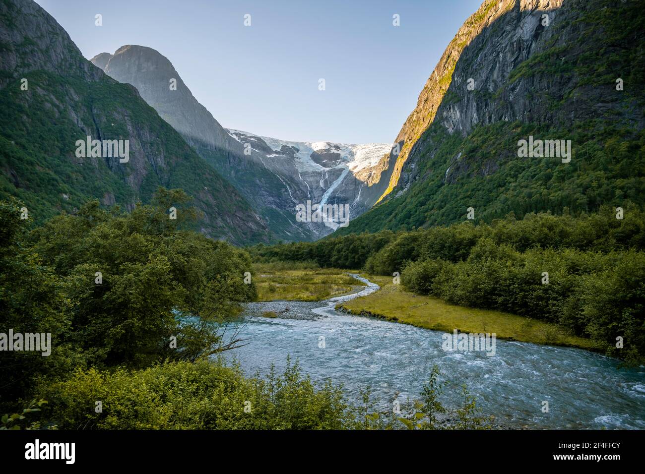 Ghiacciaio di Kjenndalsbreen con fiume ghiacciaio, montagne e cascate su ripidi versanti di montagna, Loen, Vestland, Norvegia Foto Stock