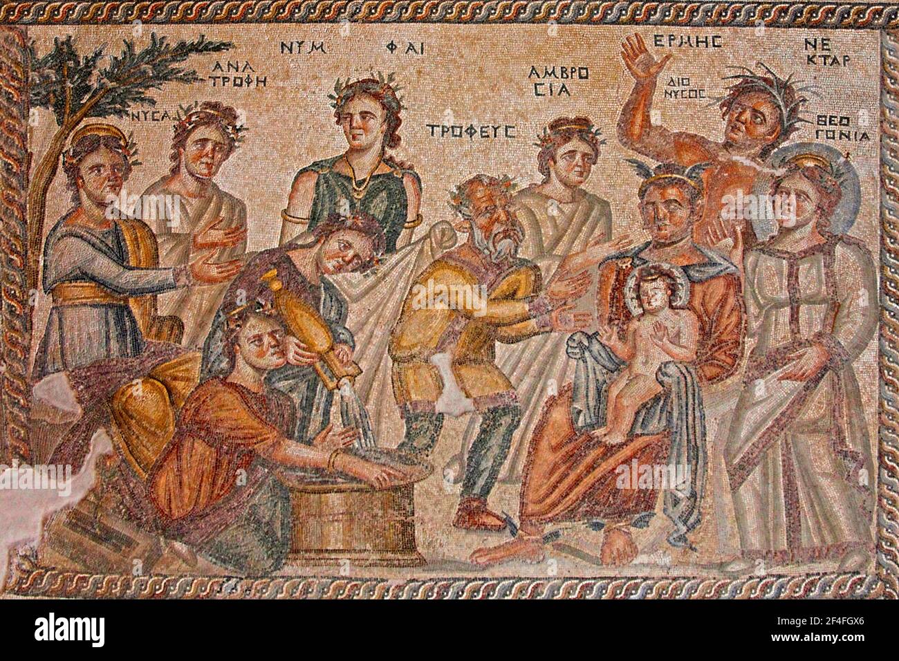 Mosaicn la scena rappresenta il momento in cui il bambino Dioniso, seduto nel giro di Hermes, sta per essere consegnato a Tropeo, il suo futuro Foto Stock