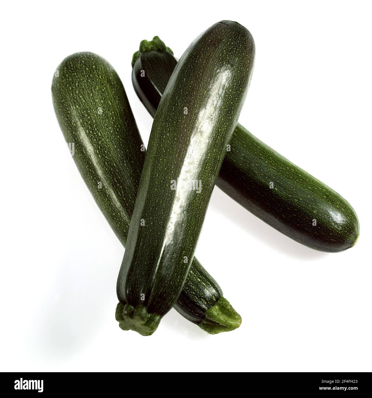 Zucchine lunghe o zucchine, verdure su fondo bianco Foto Stock