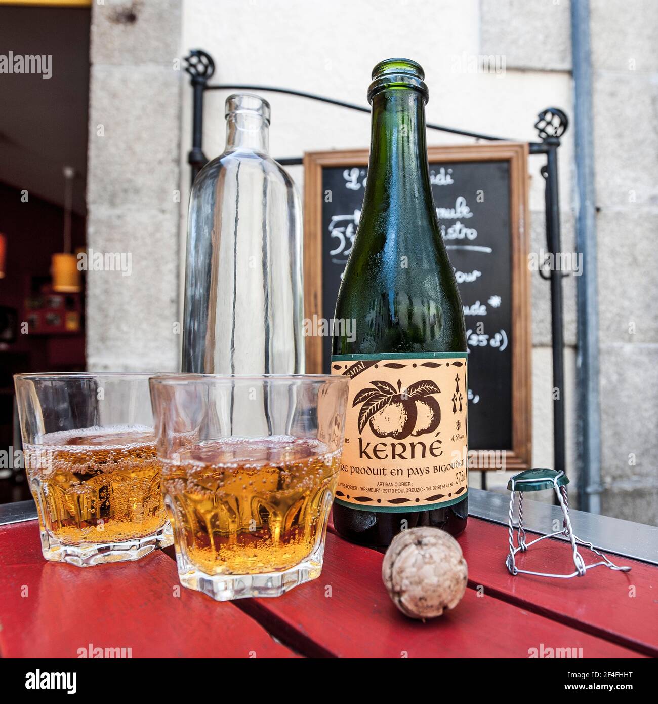 Bottiglia di sidro con gli occhiali e un tappo di sughero, Quimper, Bretagna Francia Foto Stock