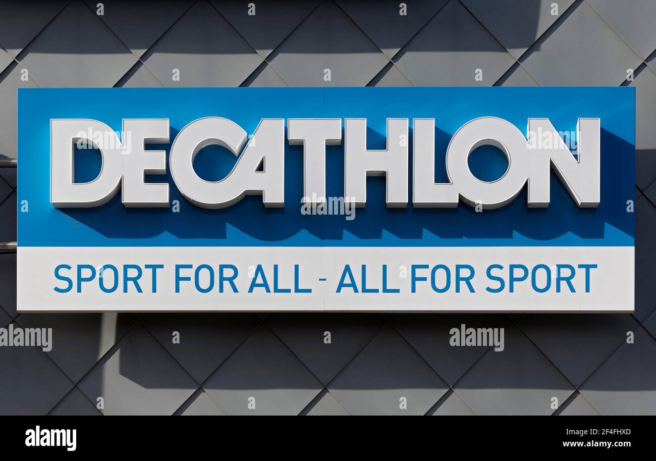 Logo Decathlon, abbigliamento sportivo e attrezzature sportive,  Rheinpark-Centre Neuss, Nord Reno-Westfalia, Germania Foto stock - Alamy