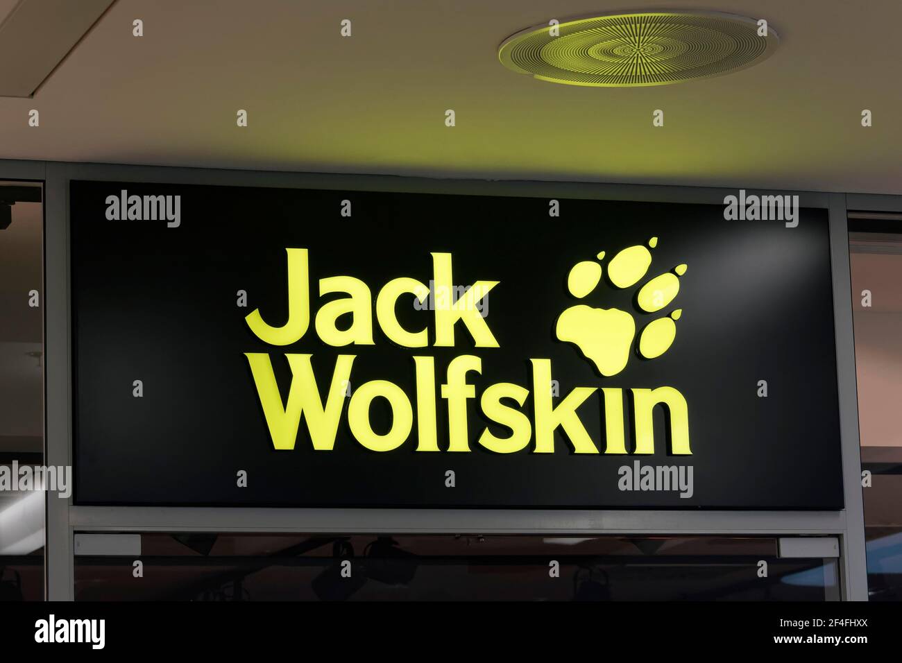 Logo Jack Wolfskin in un negozio, marchio di abbigliamento e attrezzature  per esterni, Duesseldorf, Nord Reno-Westfalia, Germania Foto stock - Alamy