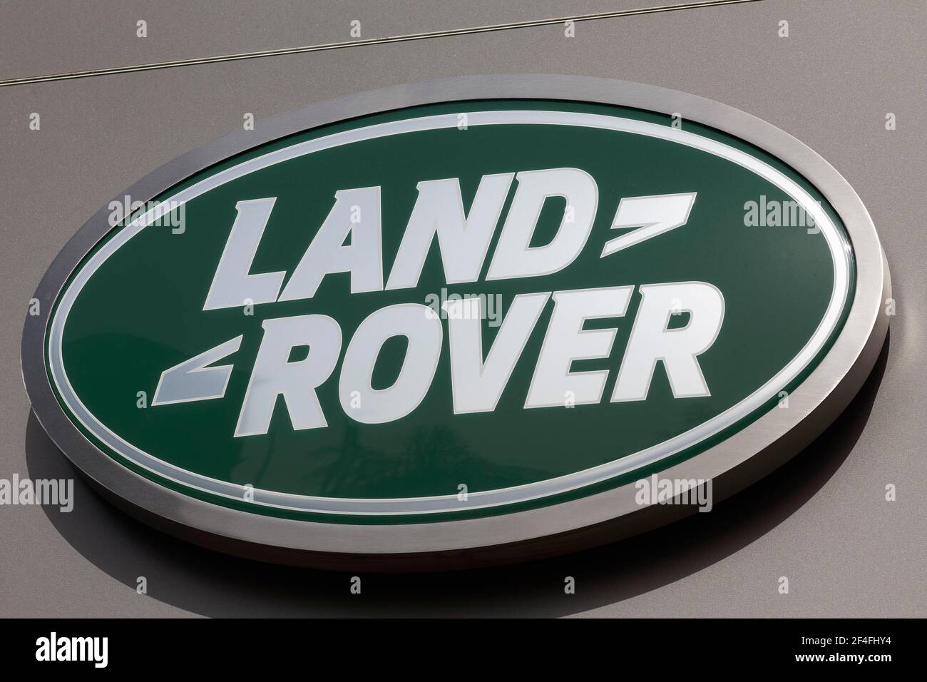 Logo del marchio Landrover presso una concessionaria di automobili, Duesseldorf, Nord Reno-Westfalia, Germania Foto Stock