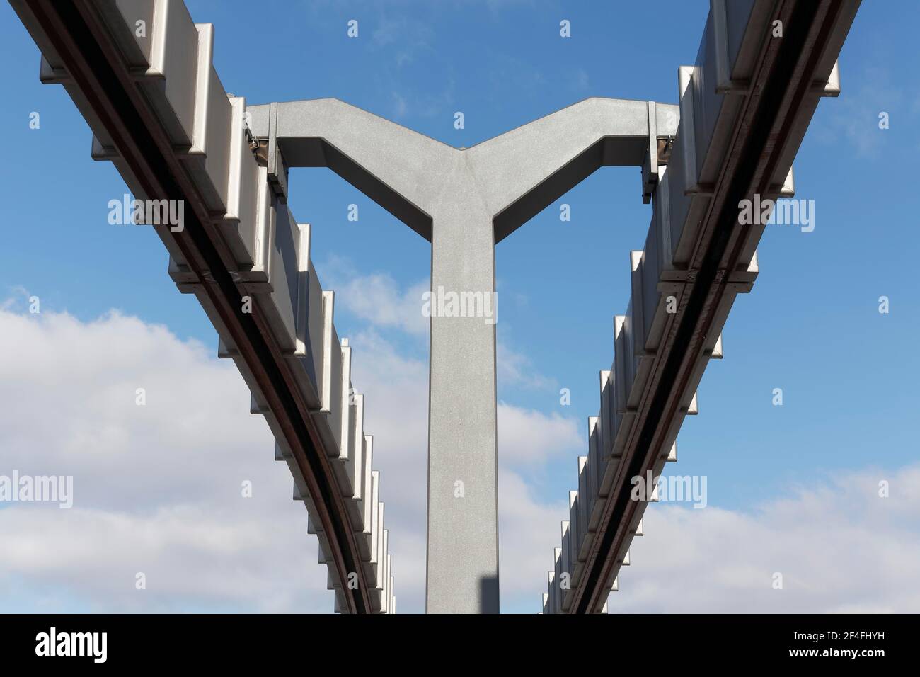 Pista monorotaia in acciaio e cemento contro cielo blu, Skytrain, aeroporto di Duesseldorf, Renania settentrionale-Vestfalia, Germania Foto Stock