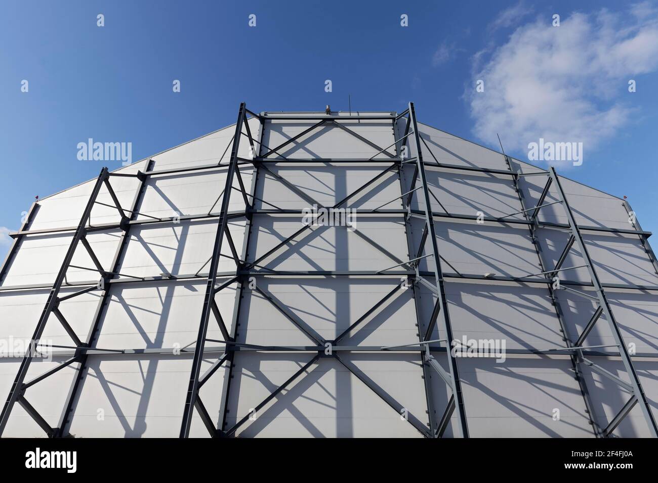 Struttura di supporto in metallo sulla parete esterna di un hangar, contro un cielo blu, aeroporto di Duesseldorf, Nord Reno-Westfalia, Germania Foto Stock