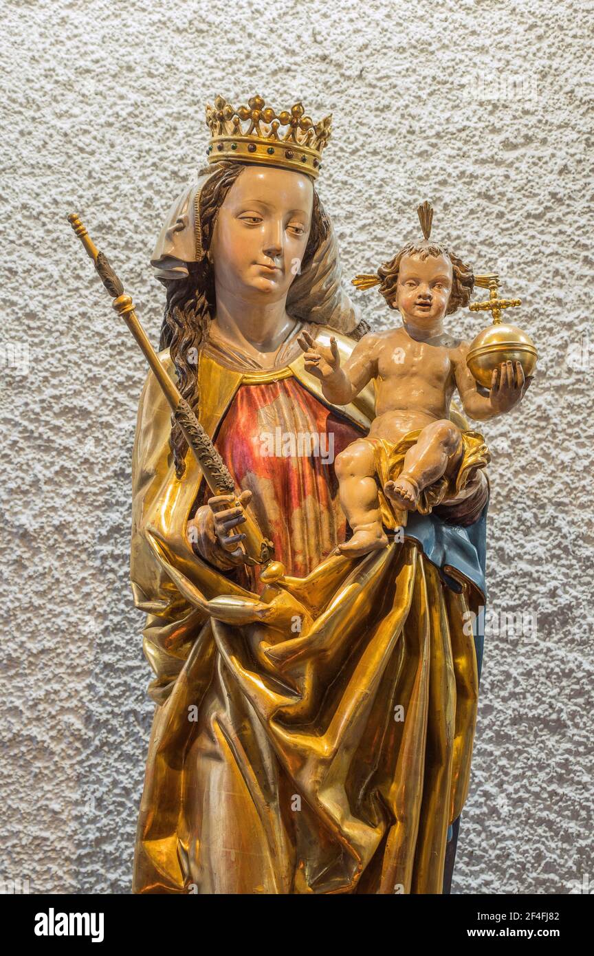 Figura della Vergine Maria con Gesù Bambino, Chiesa di San Giovanni Battista, Ismaning, alta Baviera, Baviera, Germania Foto Stock
