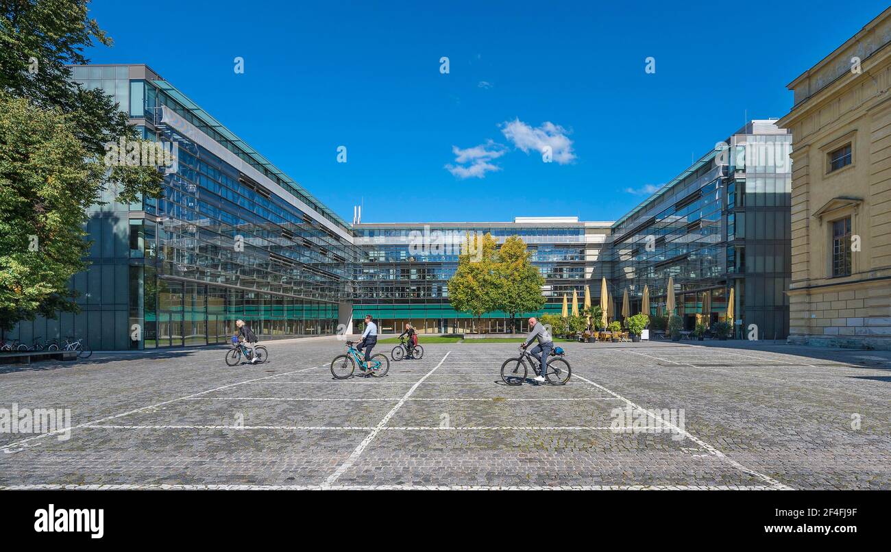 Turisti in bicicletta, Marstallplatz, Monaco, alta Baviera, Baviera, Germania Foto Stock