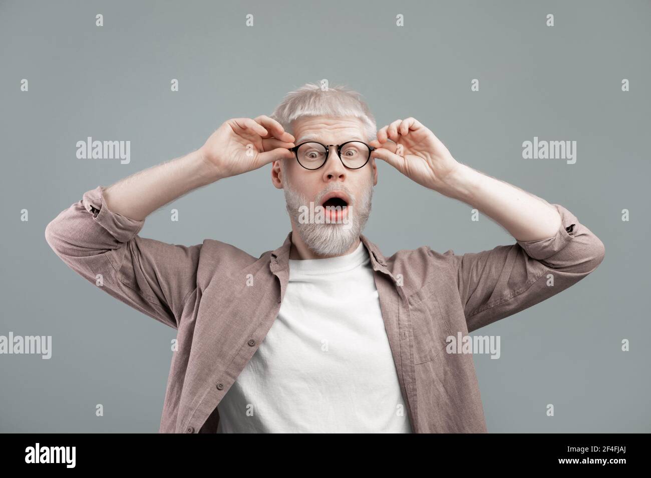 Giovane Ragazzo Pensieroso In Posa Con Occhiali Finti - Fotografie stock e  altre immagini di Adulto - iStock