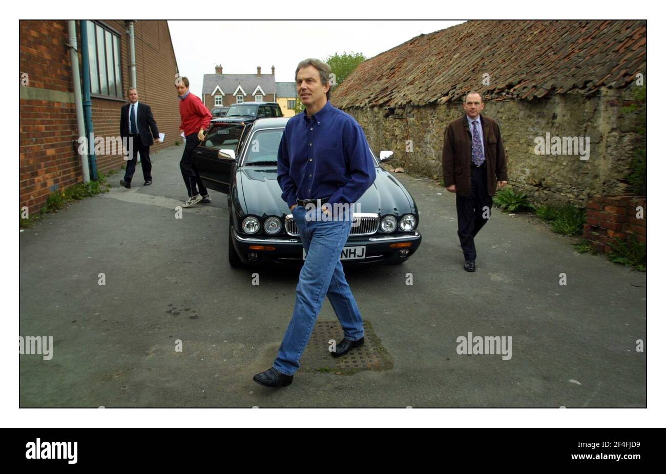 Tony Blair a una sessione di domande e risposte alla sua Ufficio del lavoro locale nella sua circoscrizione domestica.pic David Sandison 11/4/2002 Foto Stock
