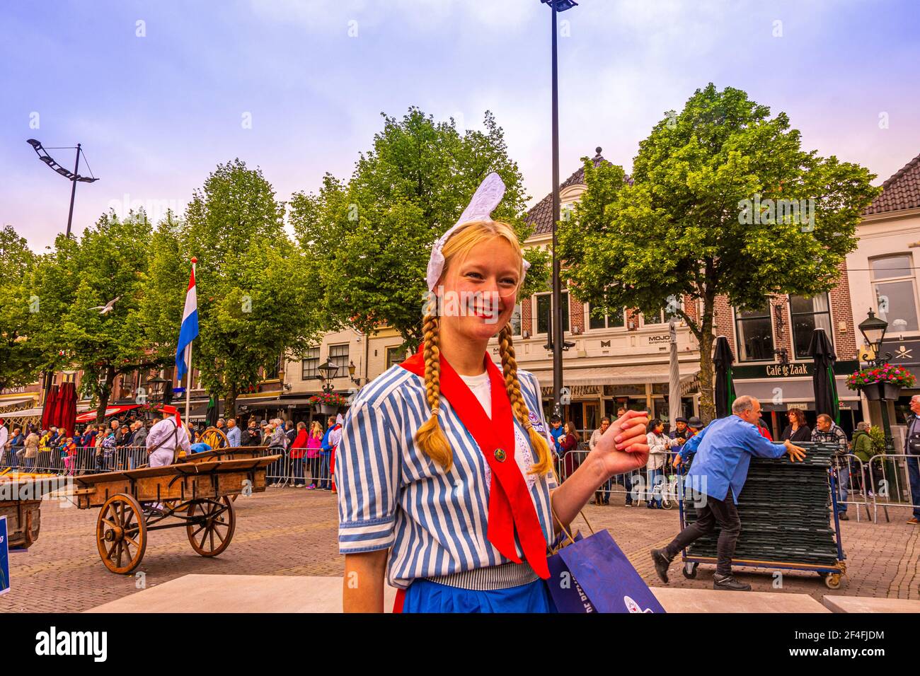 Alkmaar, Paesi Bassi; 18 maggio 2018: Formaggio Market ragazza con abito tipico Foto Stock