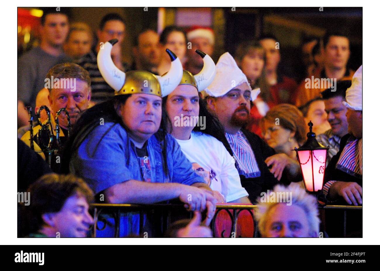 Embassy World Darts Championship.....i tifosi reagiscono alle altalene nella gara di freccette. Molti si vestono per sostenere i loro giocatori preferiti. Il concorso si svolge presso il Lakeside Country Club, Frimley Green, Surrey.pic David Sandison 6/1/2003 Foto Stock